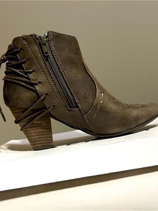 Report Shoes - Women’s Brown Stacked Heel Ankle Boot